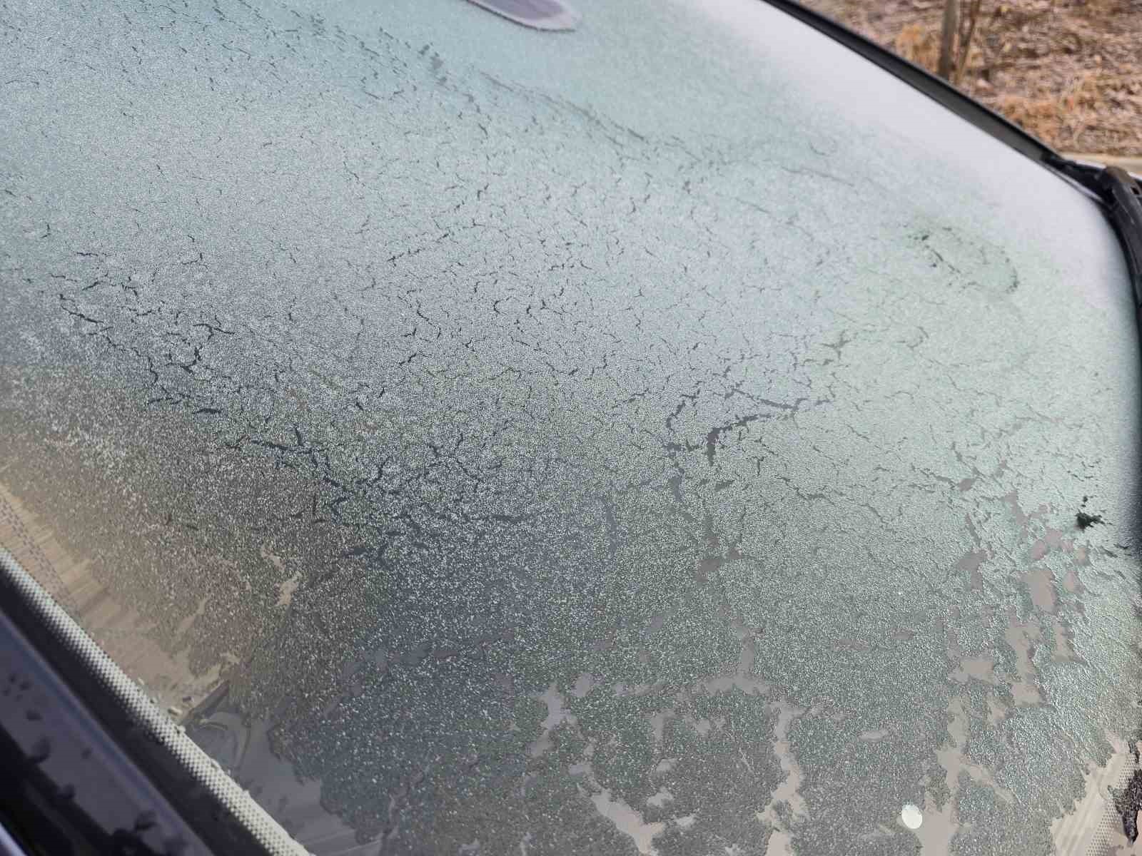 Elazığ'da dondurucu soğukta araç camları buz tuttu