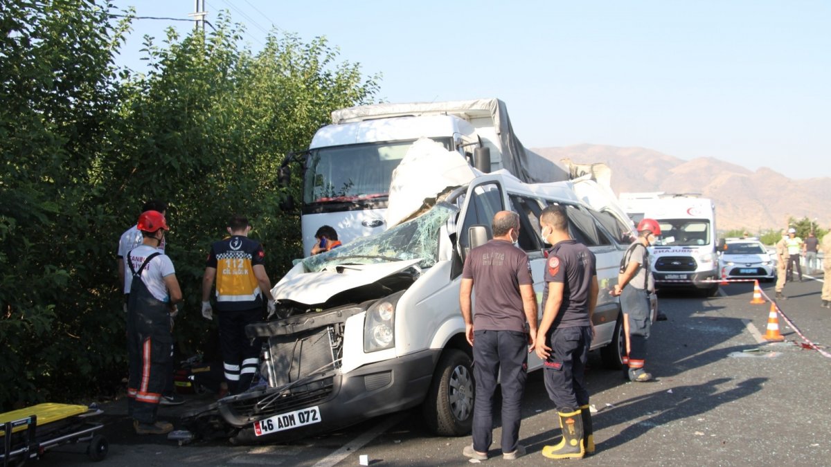 Elazığ'da düğün yolunda feci kaza: 3 ölü, 10 yaralı