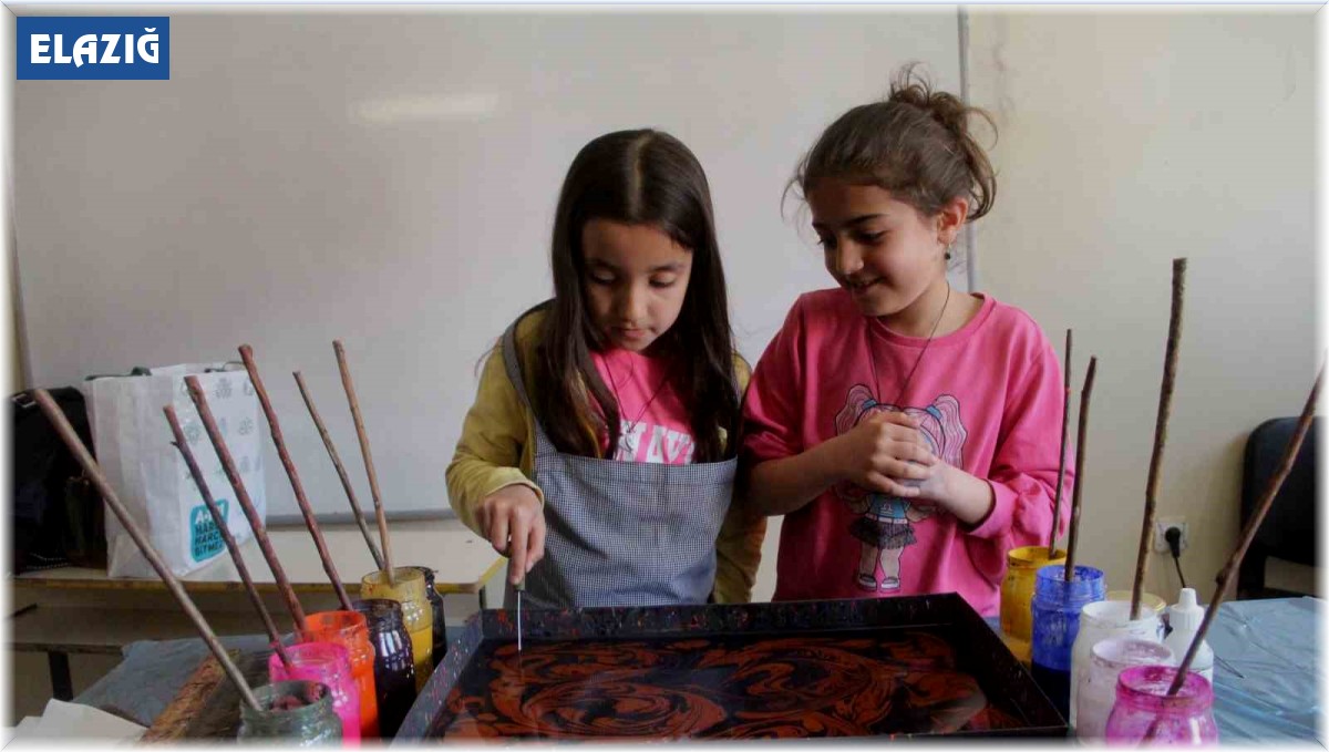 Elazığ'da ebru sanatı ile tanışan çocuklar büyük mutluluk yaşadı