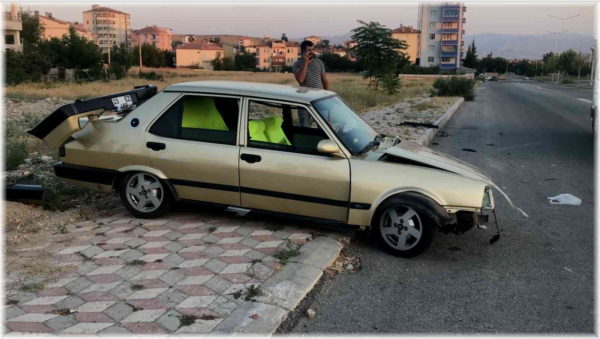 Elazığ'da ehliyetsiz sürücü kaza yaptı: 3 yaralı