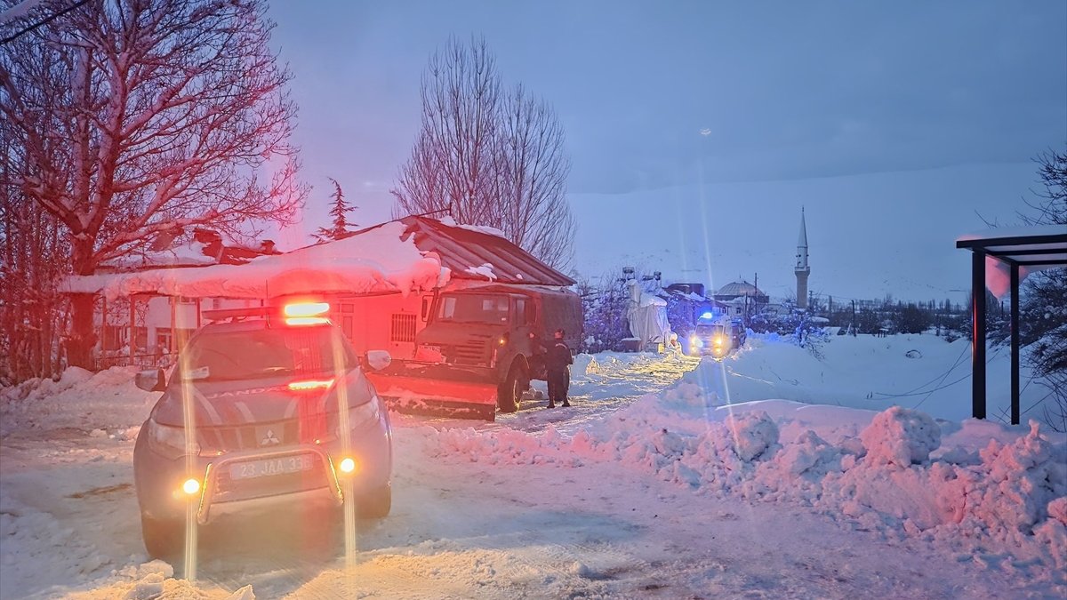 Elazığ'da ekipler yolu kardan kapanan köydeki KOAH hastası için seferber oldu