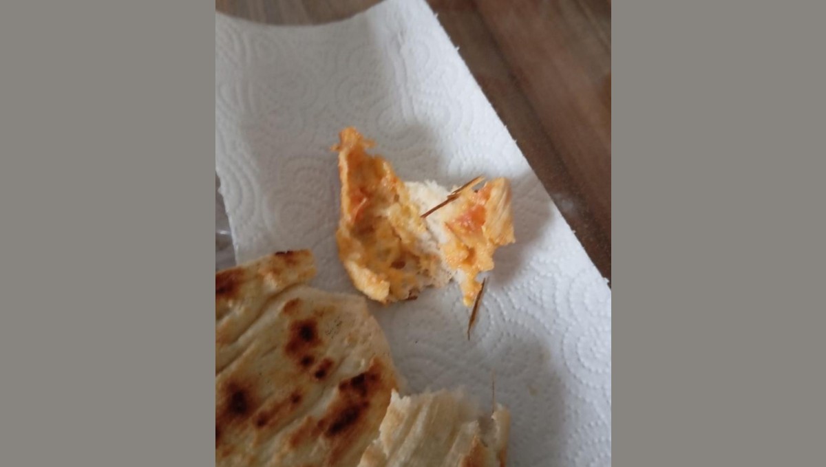 Elazığ'da ekmeğin içerisinden odun parçaları çıktı