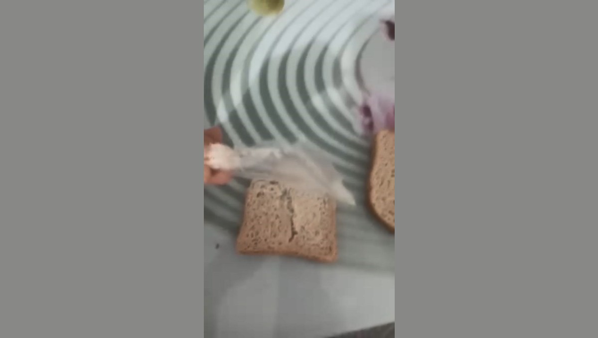 Elazığ'da ekmeğin içerisinden poşet çıktı