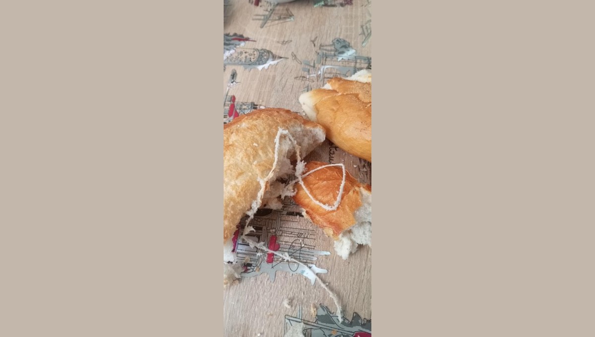 Elazığ'da ekmeğin içinden ip çıktı