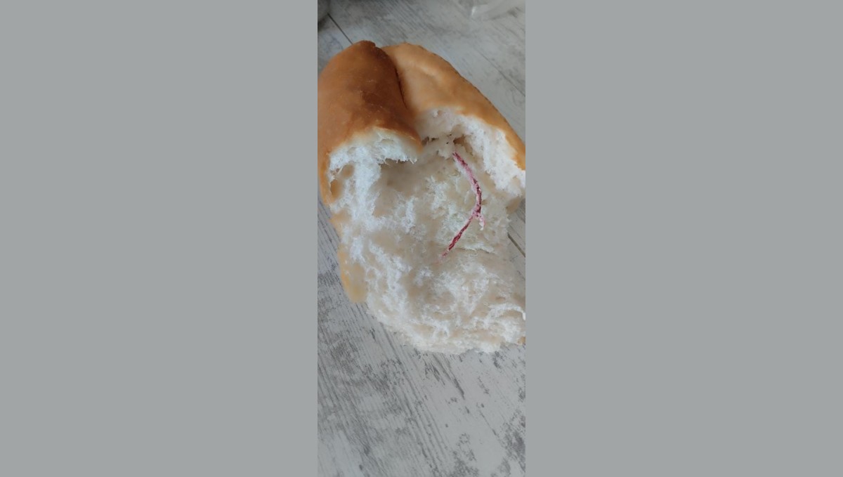 Elazığ'da ekmeğin içinden ip çıktı