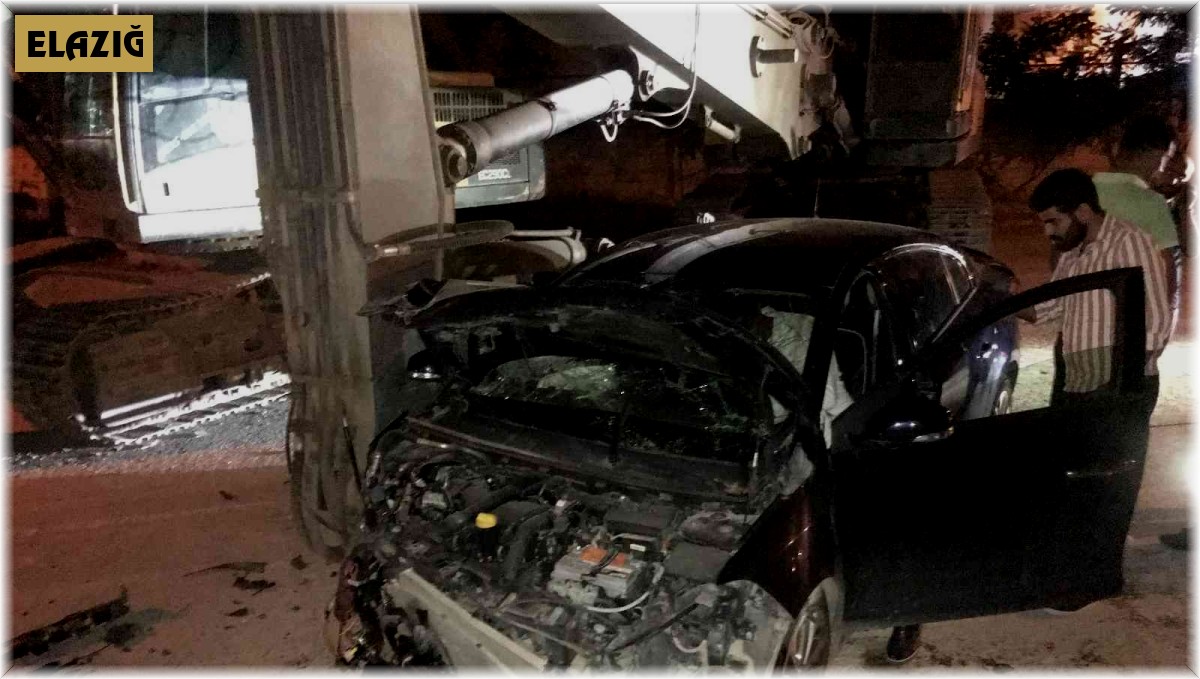 Elazığ'da ekskavatöre çarpan otomobil hurdaya döndü: 2'si ağır 3 yaralı