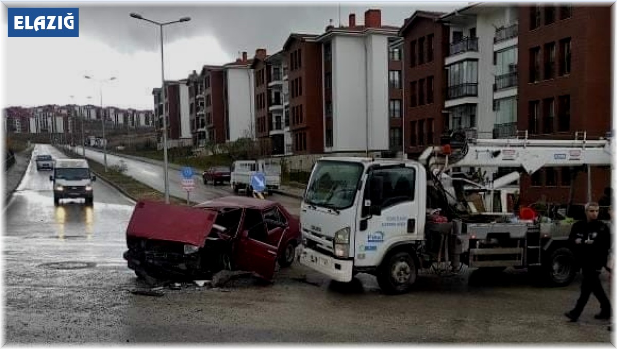 Elazığ'da elektrik arıza aracı ile otomobil çarpıştı: 4 yaralı