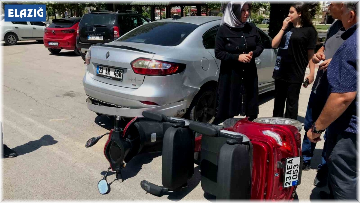 Elazığ'da elektrikli motosiklet otomobile çarptı: 1 yaralı