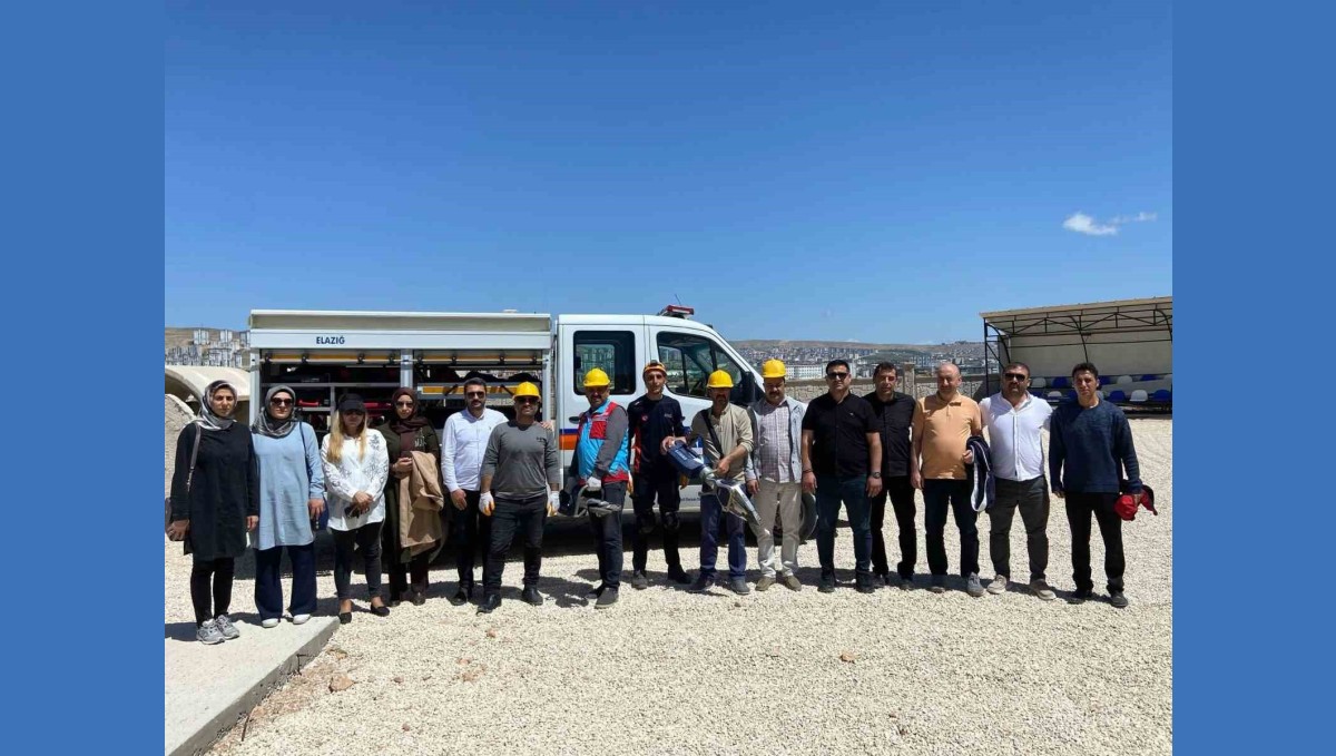 Elazığ'da enkazda arama ve kurtarma eğitimi sürüyor