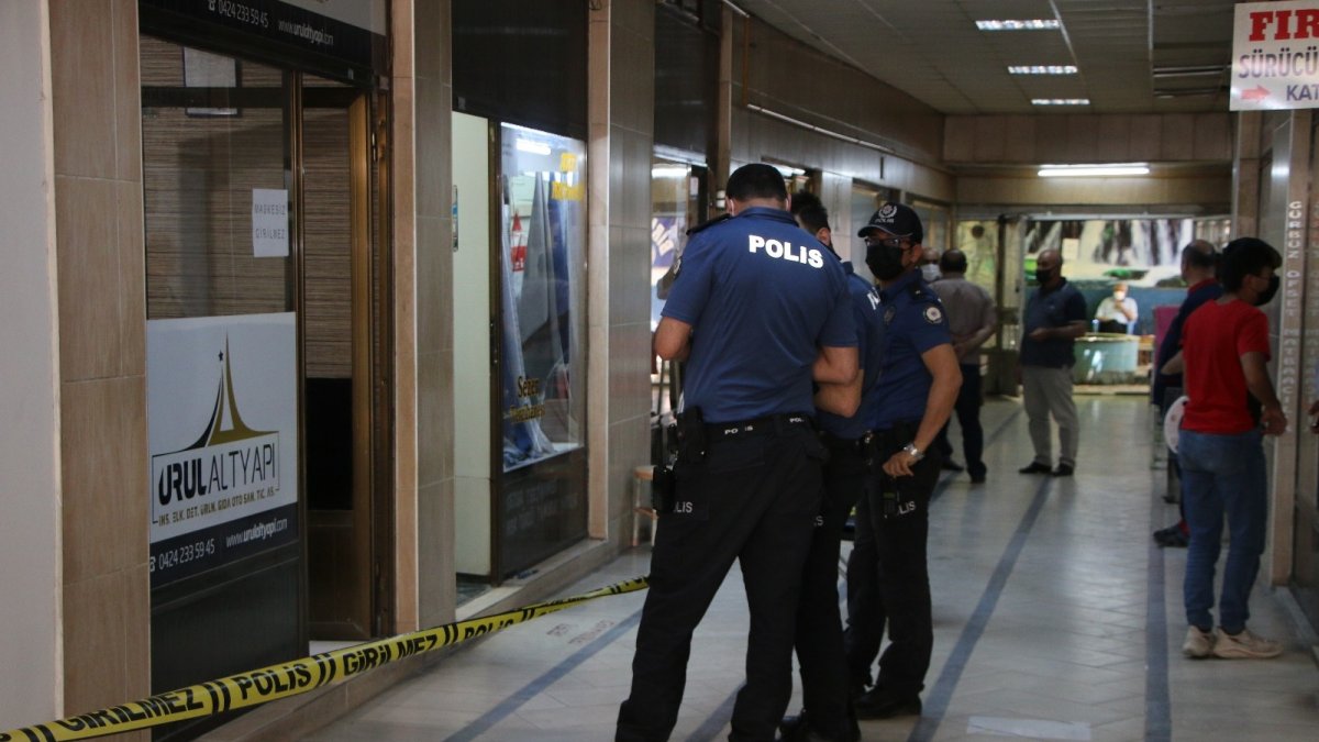 Elazığ'da eski meclis üyesi bıçakla ağır yaralandı
