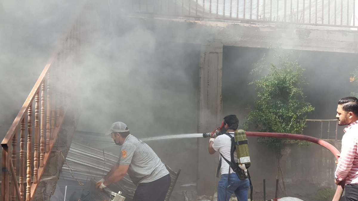 Elazığ'da ev yangını: 2 kişi dumandan etkilendi