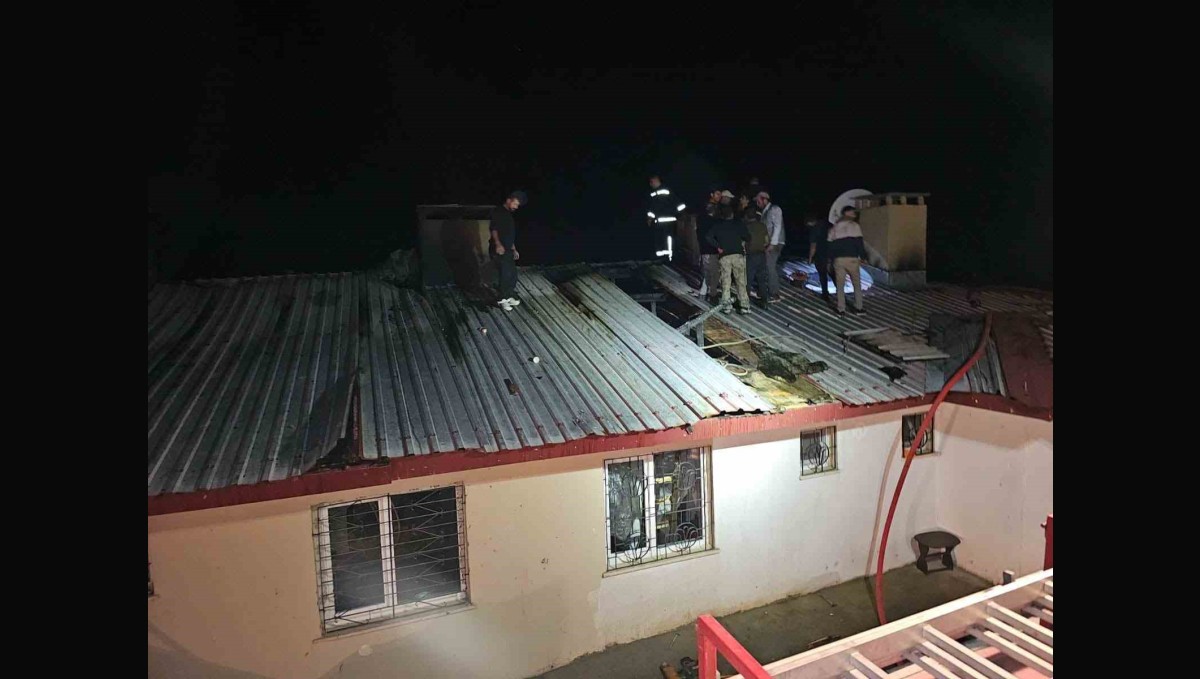 Elazığ'da ev yangını: 3 kişi dumandan etkilendi