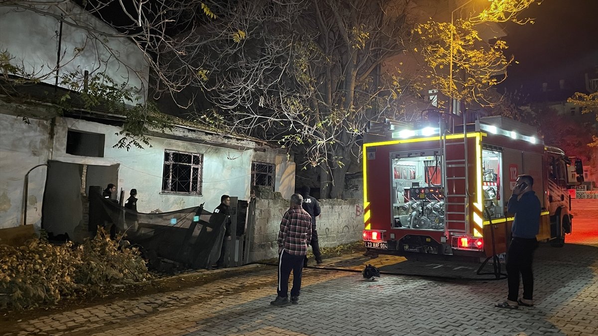 Elazığ'da ev yangını söndürüldü