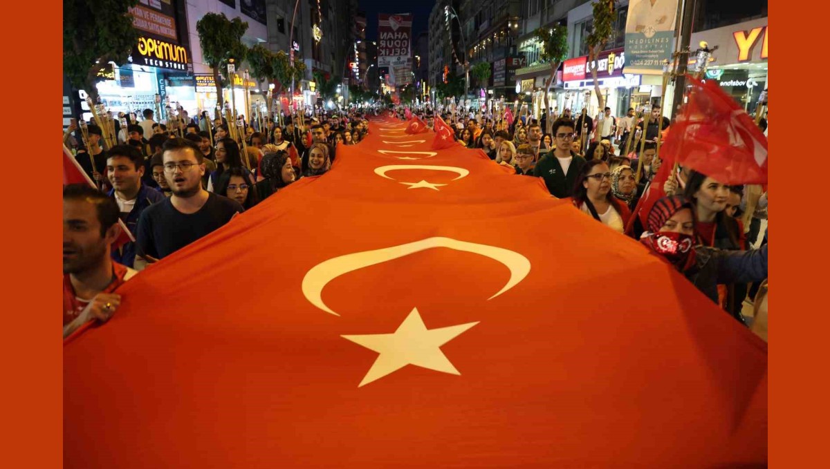 Elazığ'da fener alayı renkli görüntüler oluşturdu