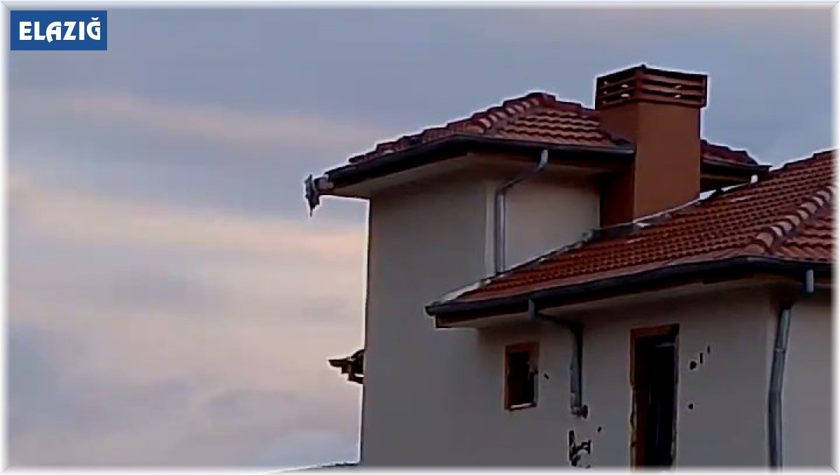Elazığ'da fırtına çatıları uçurdu