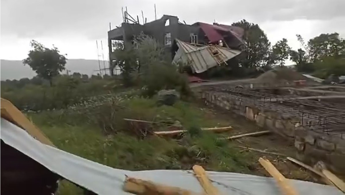 Elazığ'da fırtına evin çatısını uçurdu