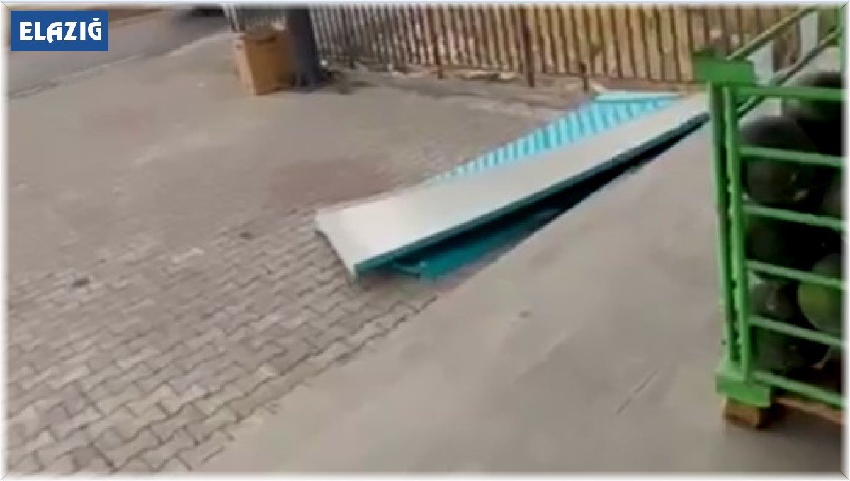 Elazığ'da fırtına tabelaları yerinden söktü