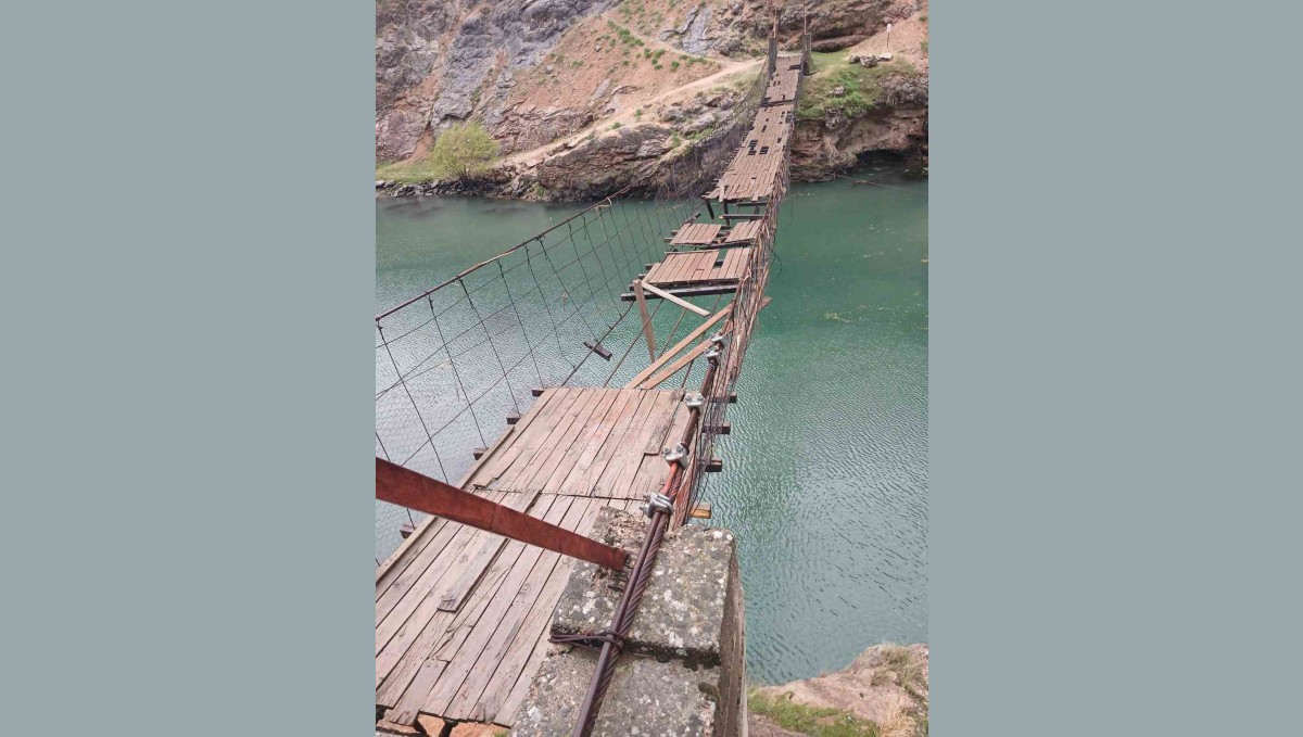 Elazığ'da fırtınadan dolayı asma köprü zarar gördü