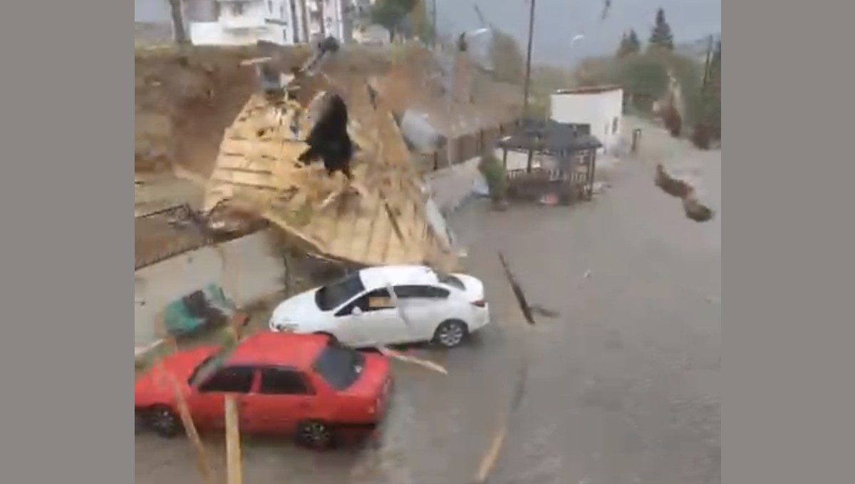 Elazığ'da fırtınadan uçan çatı araçların yanına düştü
