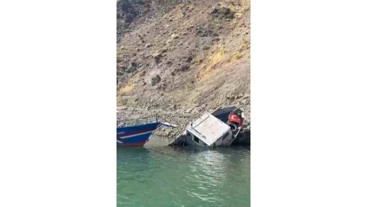 Elazığ'da fırtınaya dayanamayan tekne suya gömüldü