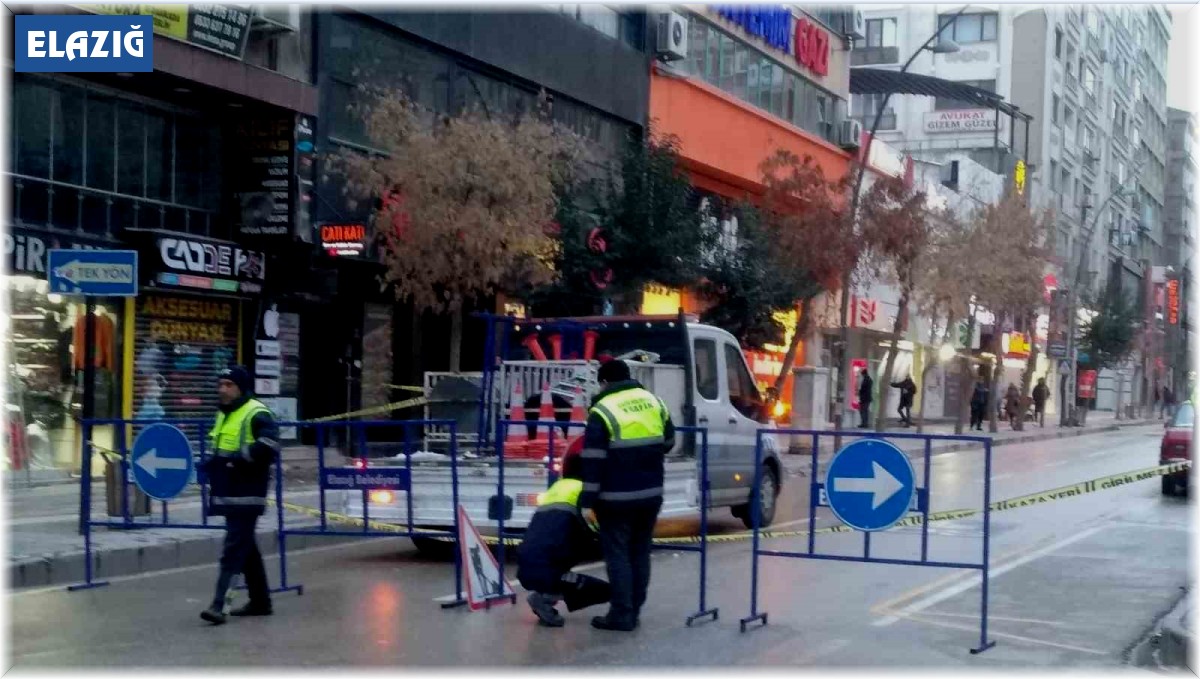 Elazığ'da Gazi Caddesi binaların çökme tehlikesine karşı trafiğe kapatıldı