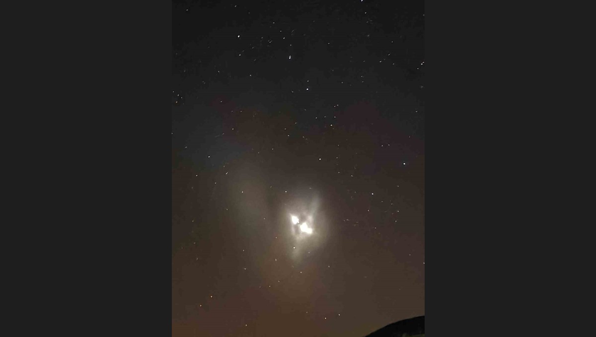 Elazığ'da gece saatlerinde gökyüzünde görülen ışık hüzmesi heyecanlandırdı