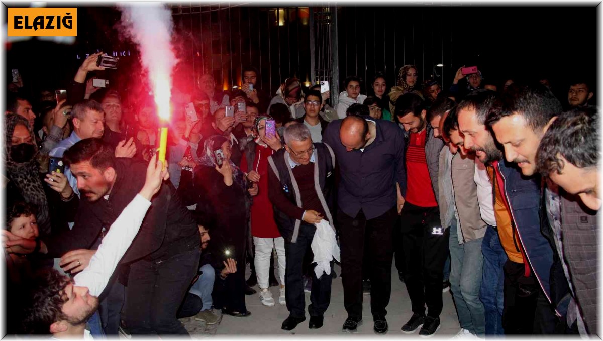 Elazığ'da geleneksel '23. sahur halayı' renkli görüntülere sahne oldu