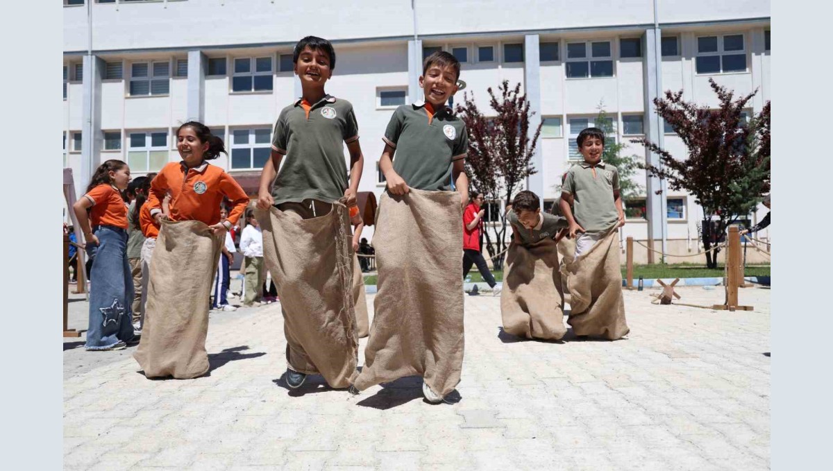 Elazığ'da 'Geleneksel Oyun Tırı' çocukları doyası eğlendirdi