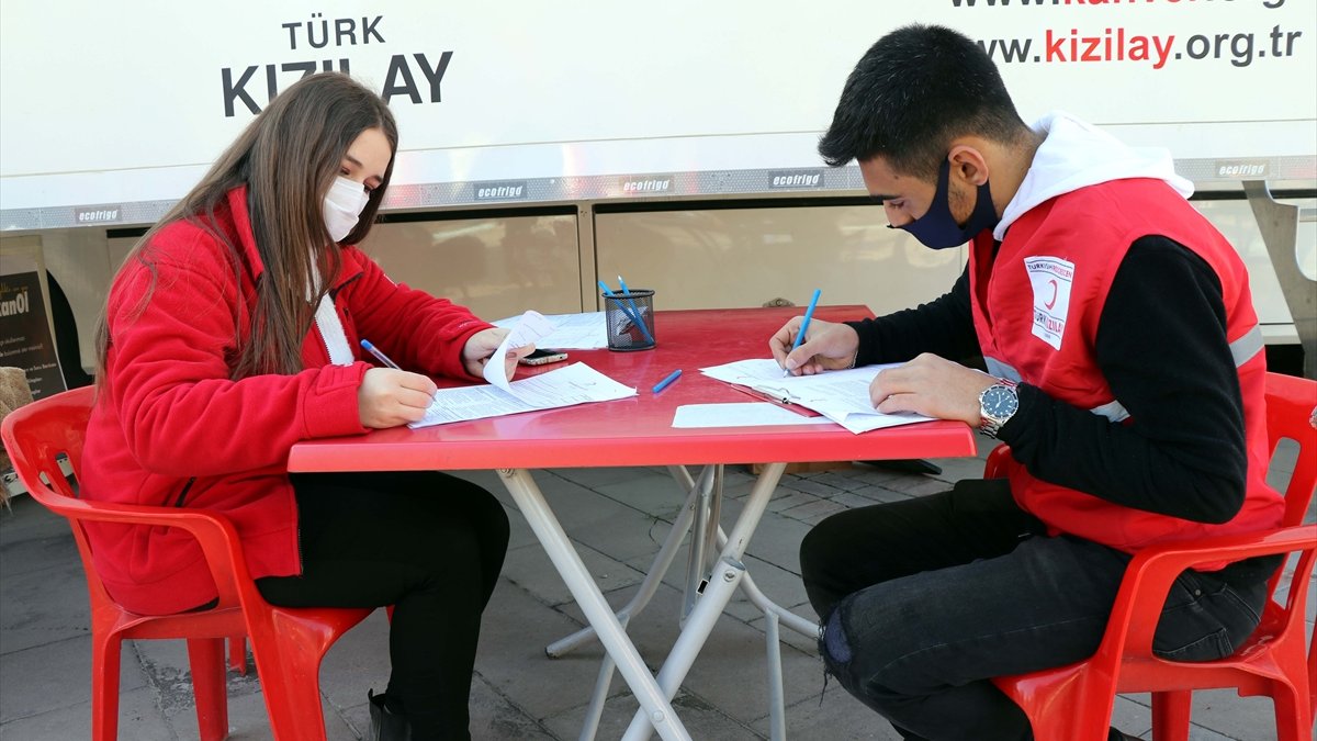 Elazığ'da Genç Kızılay gönüllüleri kan bağışında bulundu