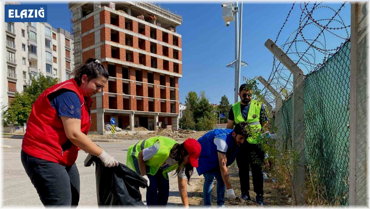 Elazığ'da gençlerden çevre temizliği