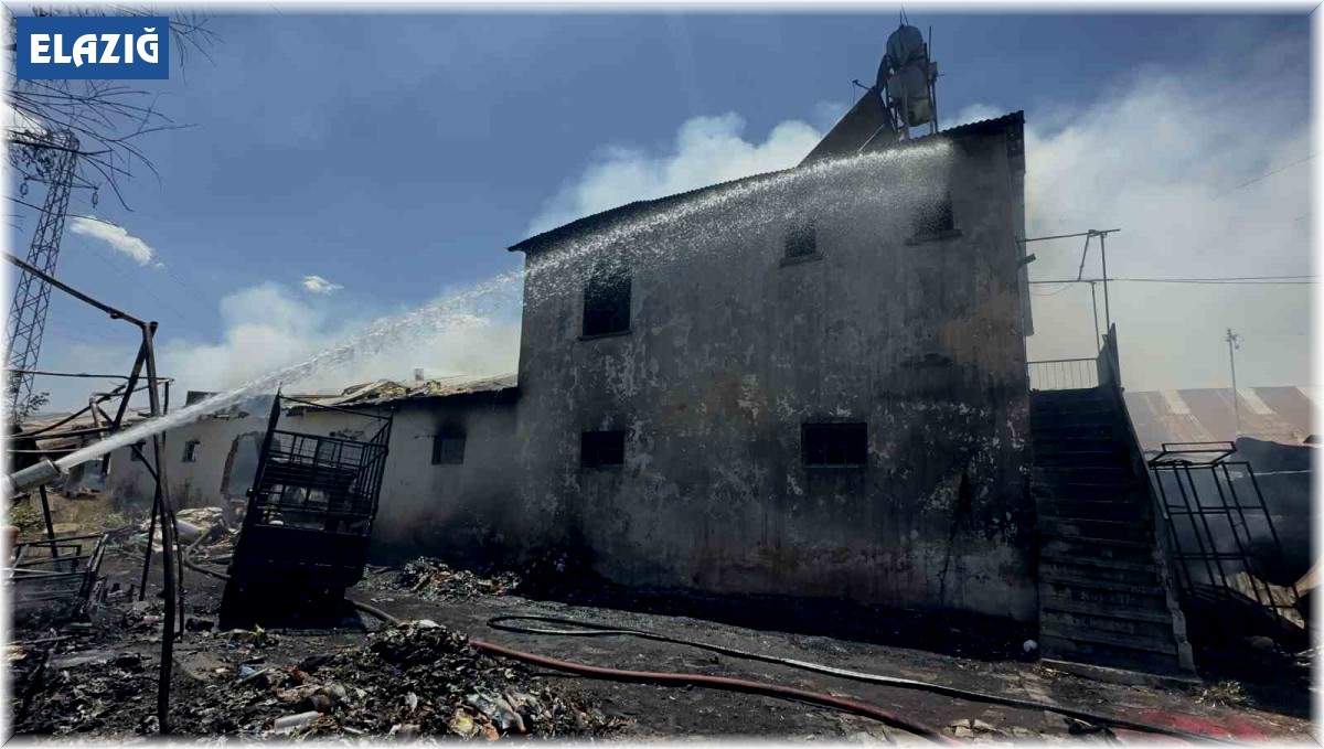 Elazığ'da geri dönüşüm deposunda yangın: Ev, depo ve bir araç kül oldu