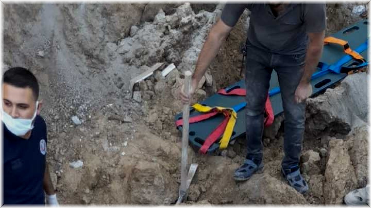 Elazığ'da göçük altında kalan işçi, itfaiye ekipleri tarafından kurtarıldı