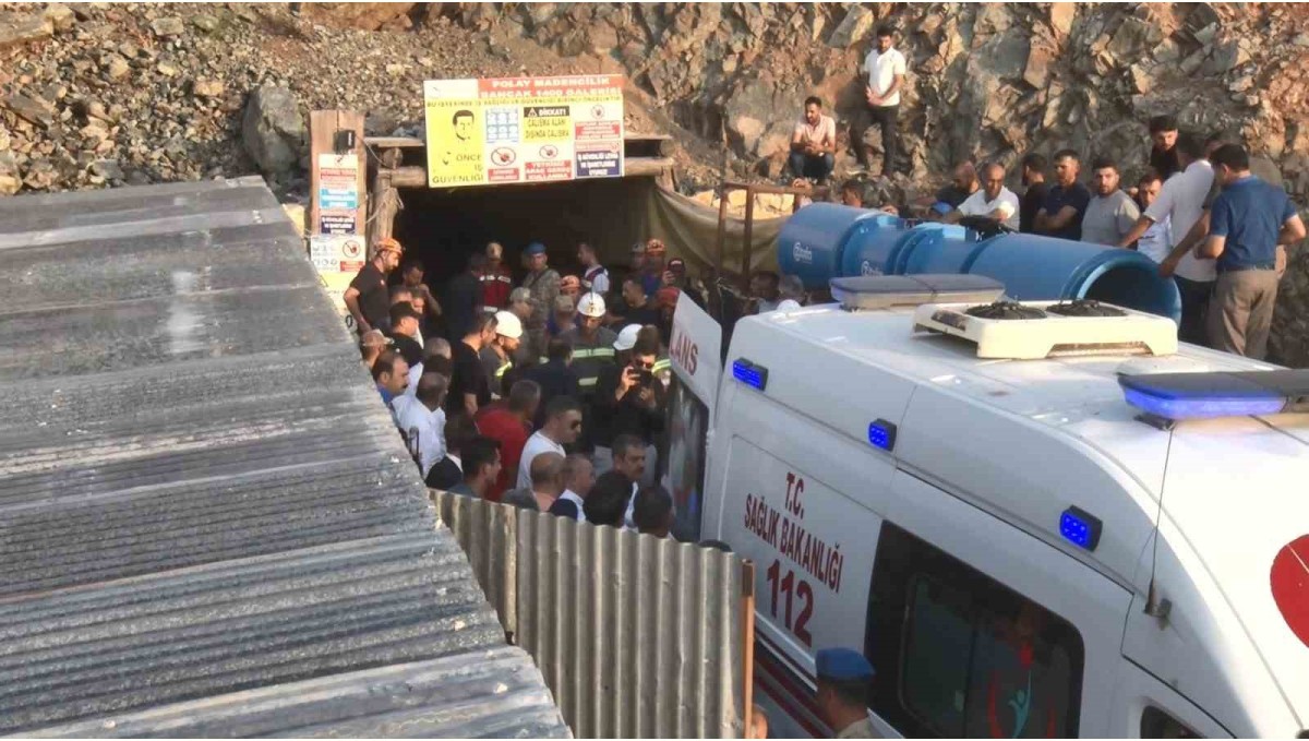 Elazığ'da göçük altında kalan işçinin cenazesi hastane morguna kaldırıldı