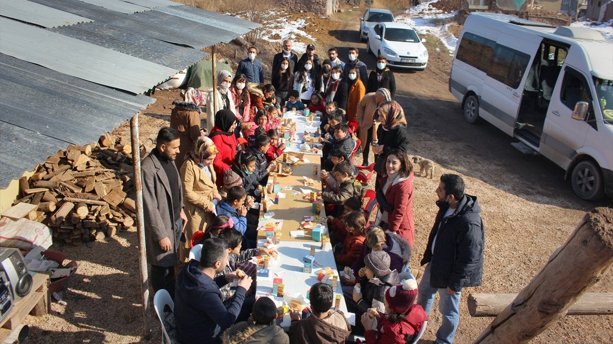 Elazığ'da gönüllü gençler kırsalda yaşayan depremzede çocukların yüzünü güldürdü