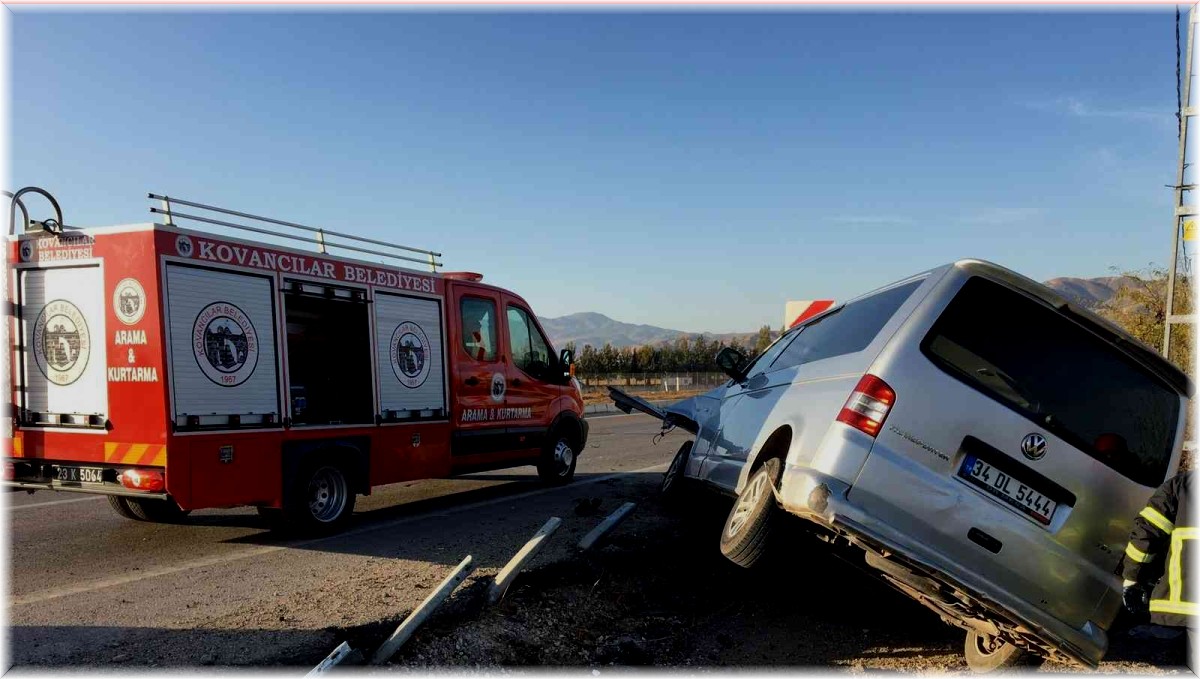 Elazığ'da hafif ticari araç bariyere çarptı: 2 yaralı