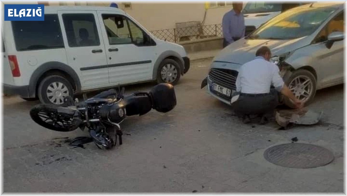 Elazığ'da hafif ticari araç ile motosiklet çarpıştı :1 yaralı