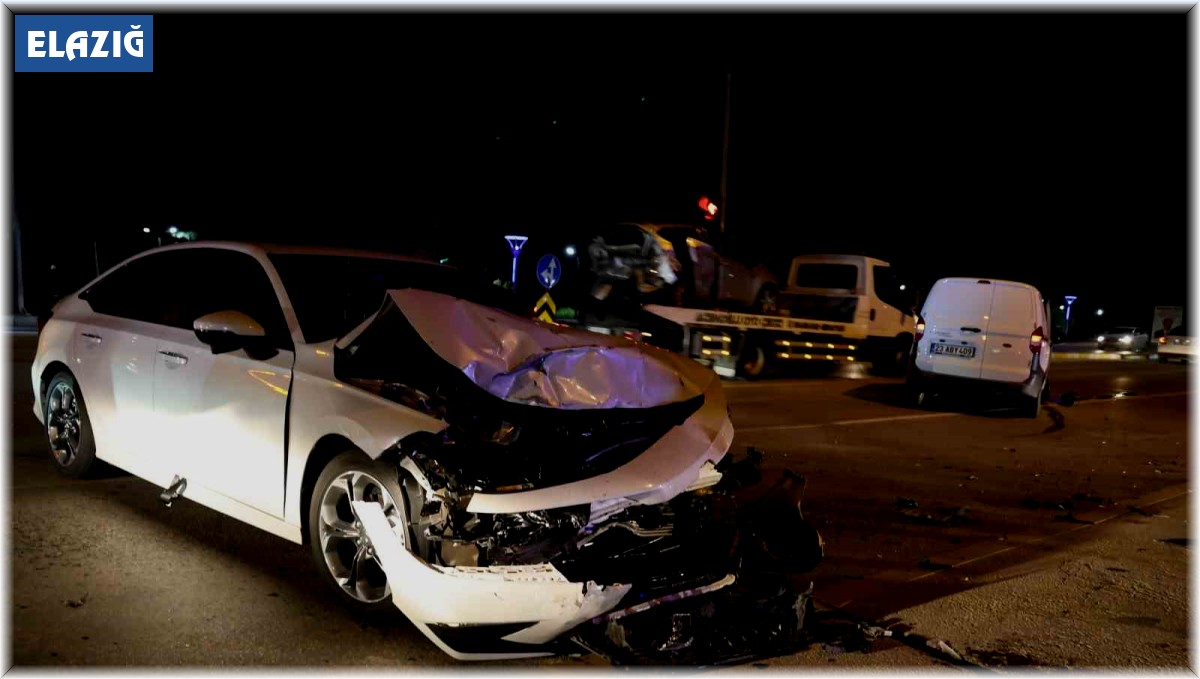 Elazığ'da hafif ticari araç ile otomobil çarpıştı: 1 yaralı