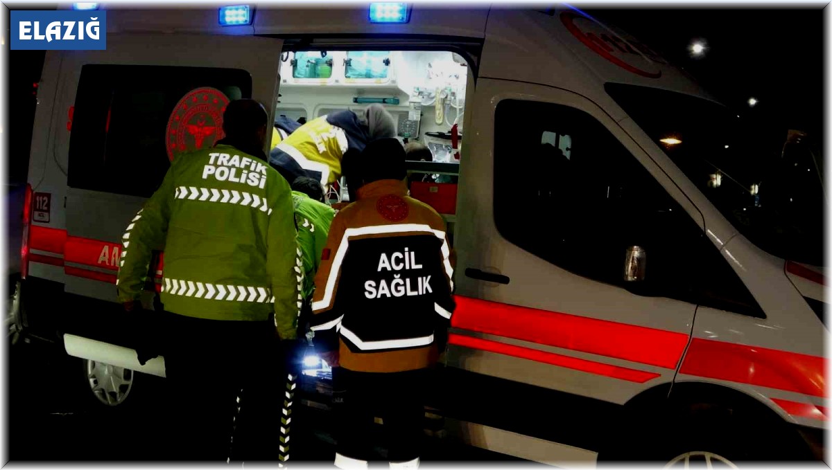 Elazığ'da hafif ticari araç ile otomobil çarpıştı: 5 yaralı