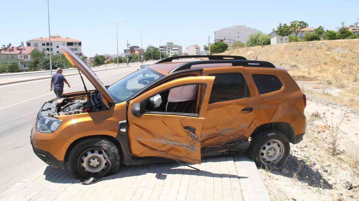 Elazığ'da hafif ticari araç ile otomobil çarpıştı: 7 yaralı