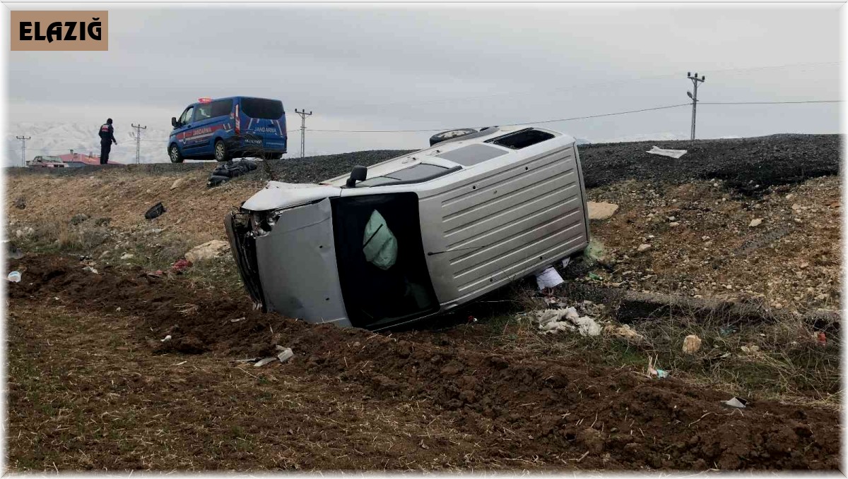 Elazığ'da hafif ticari araç şarampole yuvarlandı: 4 yaralı