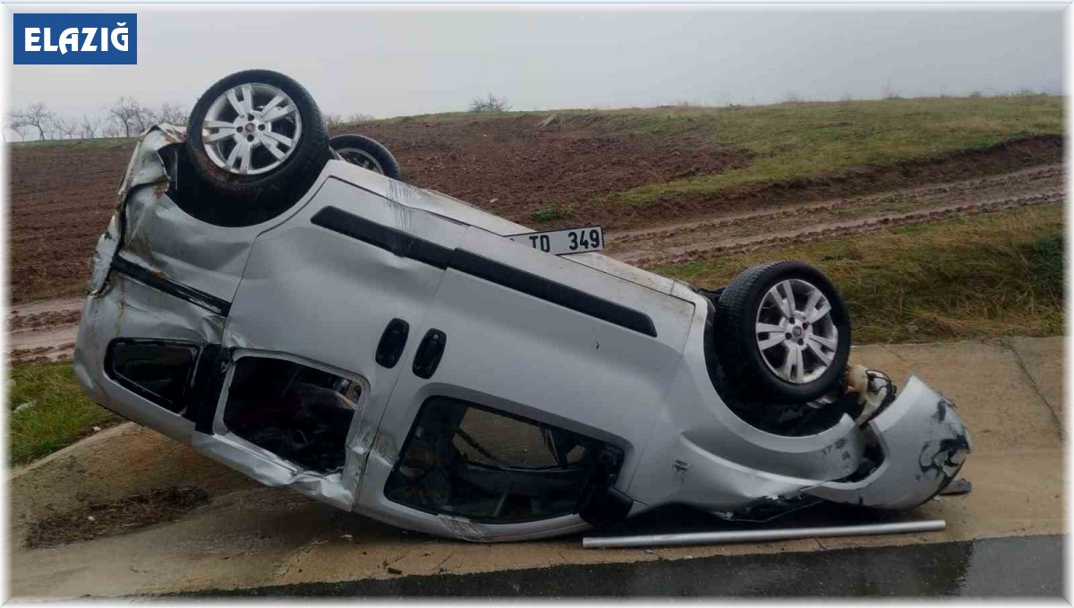 Elazığ'da hafif ticari araç takla attı: 3 yaralı