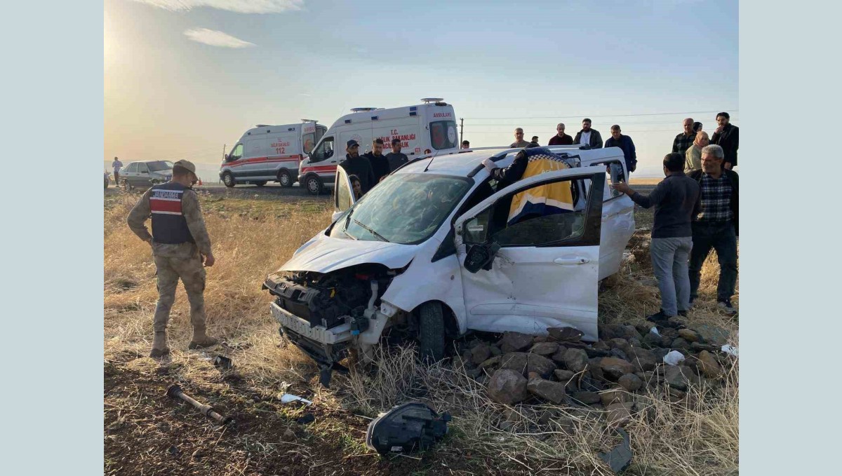 Elazığ'da hafif ticari araç tarlaya uçtu: 3 yaralı