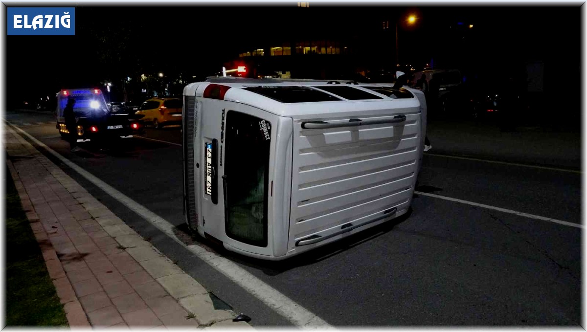 Elazığ'da hafif ticari araç yan yattı: 1 yaralı