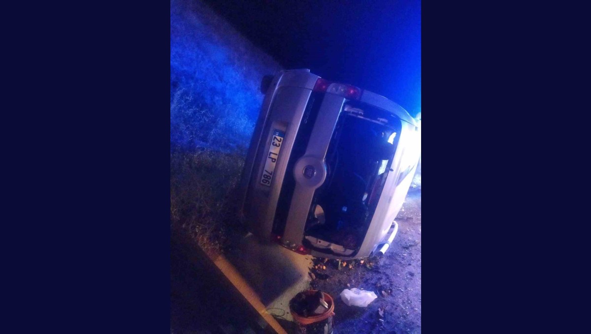 Elazığ'da hafif ticari araç yan yattı: 2 yaralı