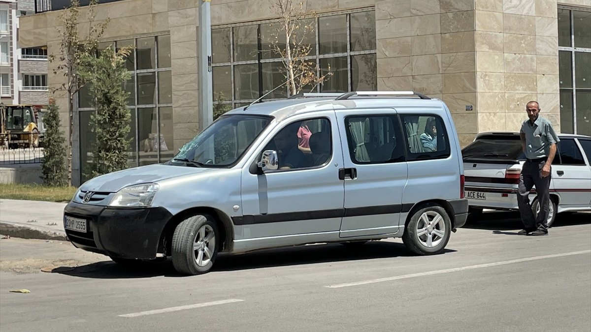 Elazığ'da hafif ticari aracın çarptığı yaya yaralandı