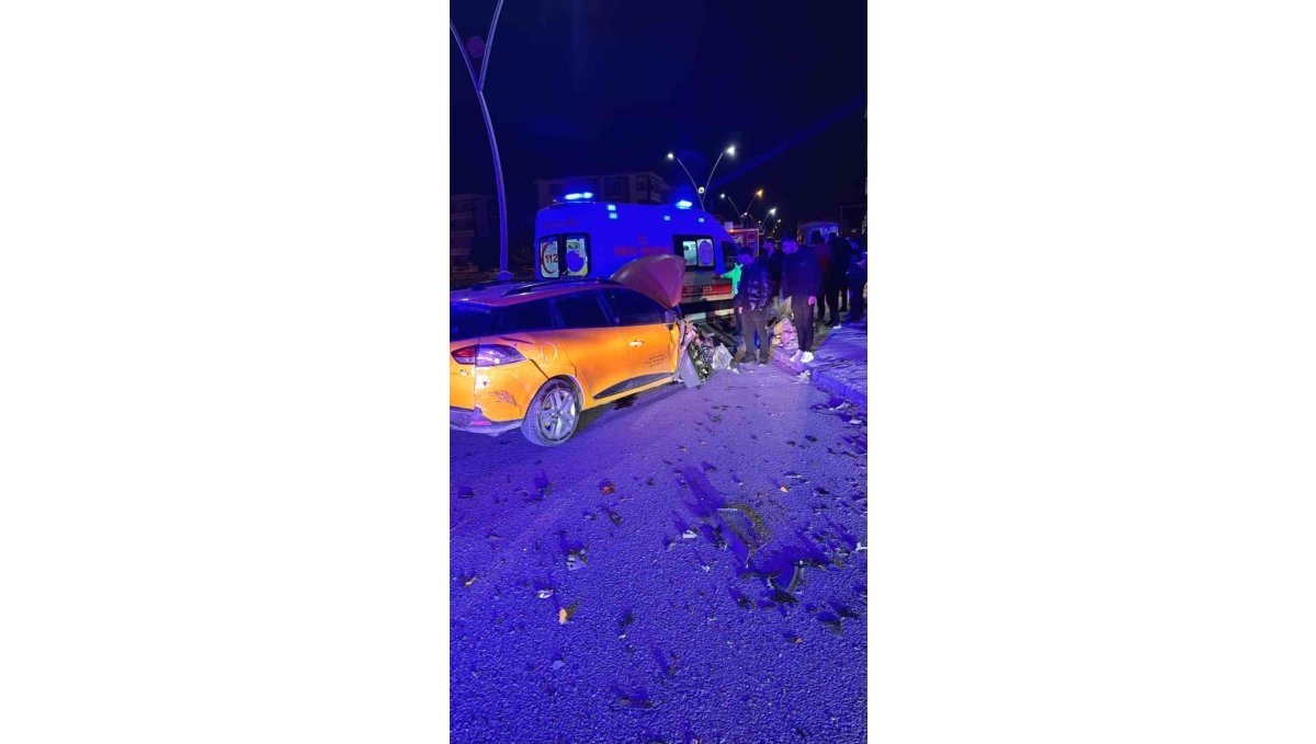 Elazığ'da hafif ticari araçla taksi çarpıştı: 4 yaralı