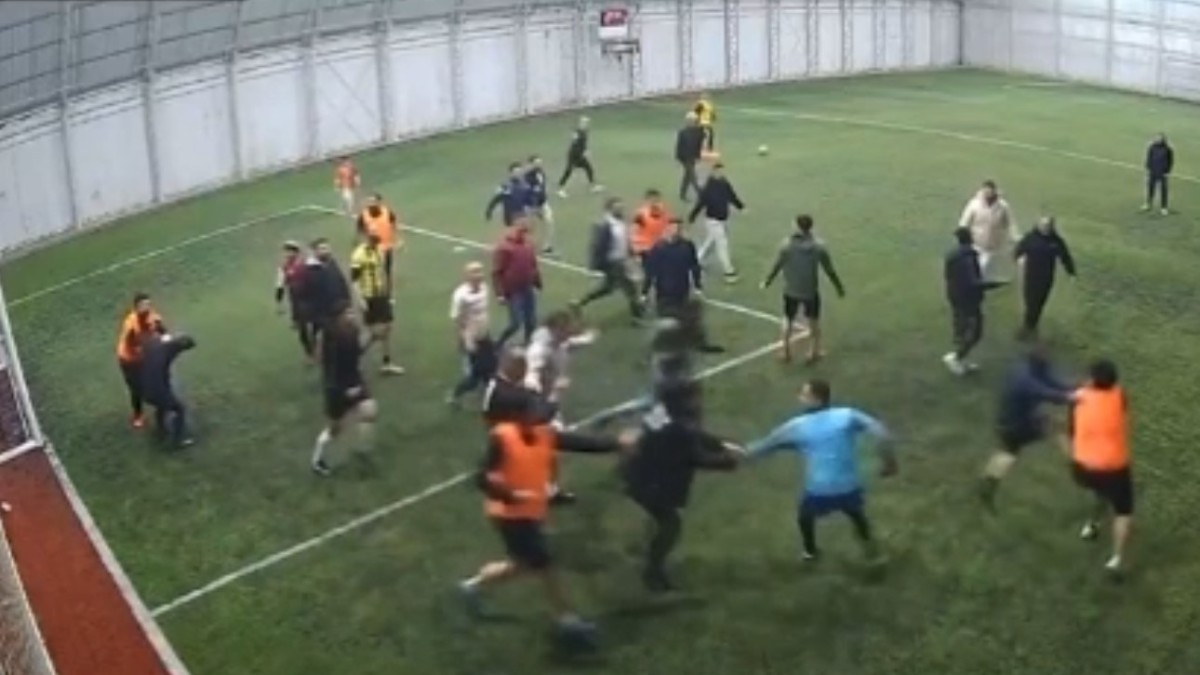 Elazığ'da halı saha maçındaki kavga kamerada: Tekme ve tokatlar havada uçuştu