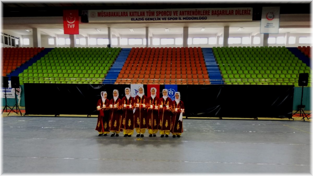 Elazığ'da halk oyunları yarışması yapıldı