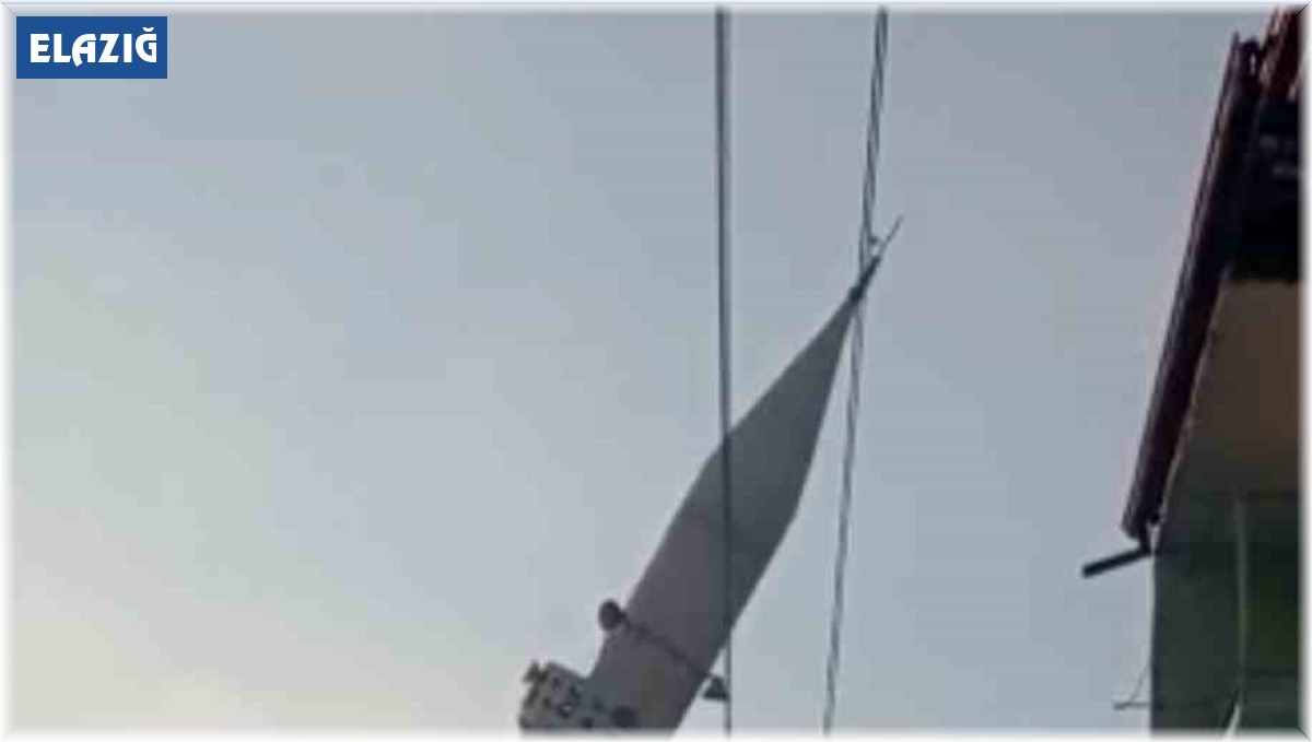 Elazığ'da hasar alan minare kontrollü bir şekilde yıkıldı