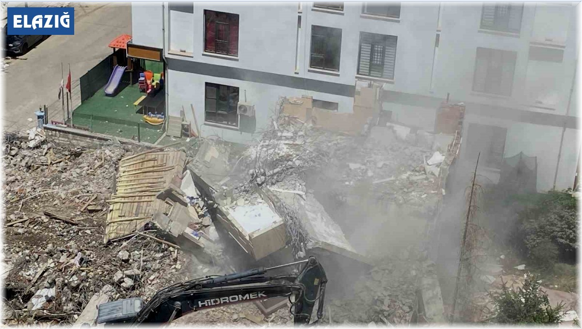 Elazığ'da hasarlı bina, 13 saatlik çalışmanın ardından ancak yıkılabildi